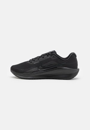 Chaussure de course Nike noire avec tige en mesh, fermeture à lacets et semelle coussinée, présentée sur un fond blanc, orientée vers la droite.
