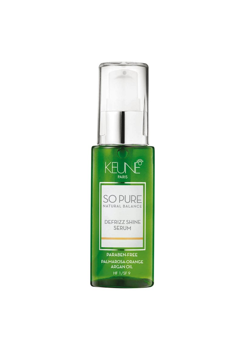 Bottiglia di vetro verde con un tappo a pompa trasparente. L'etichetta indica "So Pure Natural Balance Defrizz Shine Serum." Formula senza parabeni.
