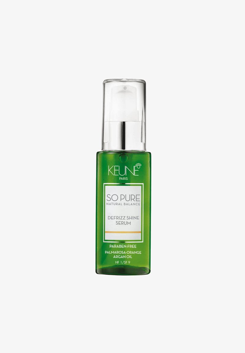 Bottiglia di vetro verde con un tappo a pompa trasparente. L'etichetta indica "So Pure Natural Balance Defrizz Shine Serum." Formula senza parabeni.