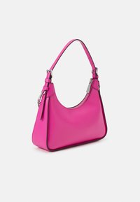 Borsa in pelle rosa con silhouette curva, tracolla regolabile, accessori in tonalità argento e bordi neri a contrasto.