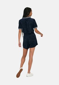 Kurzer dunkelblauer Baumwoll-Overall mit kragenförmigem Ausschnitt und weißem Besatz, ausgestattet mit einem elastischen Bund und passenden Shorts.