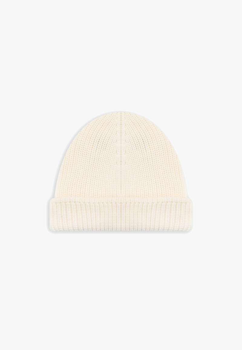 Cappellino a maglia di colore bianco sporco, caratterizzato da una texture a coste e da un risvolto piegato alla base; superficie liscia con dettagli di cuciture sottili.
