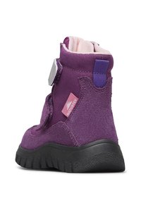 Stivaletto alto per bambini viola con suola nera, interno fucsia, cinturini in velcro e etichetta in tessuto Naturtex sul lato.