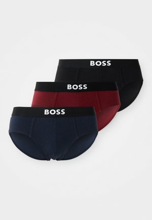 Tre par rektangulære herrebokser i marineblå, burgunder og svart. Hver av dem har en svart midje med "BOSS" trykt i hvitt.