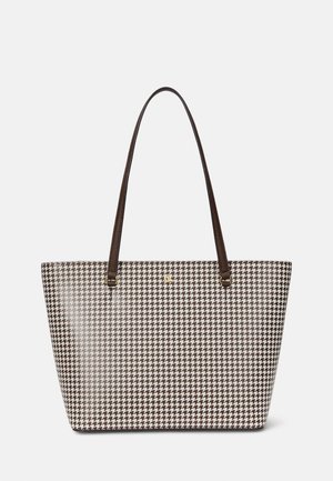 Torba typu tote z brązowo-białym wzorem pepitki, dwoma ciemnobrązowymi paskami na ramię i małym złotym logo na środku z przodu.
