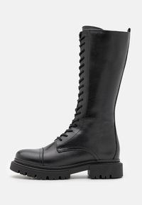 Černé kožené vysoké boty po kolena s kulatou špičkou, šněrováním vpředu a robustní texturovanou podrážkou pro lepší přilnavost. Vyznačují se hladkým povrchem a prošívanými detaily.