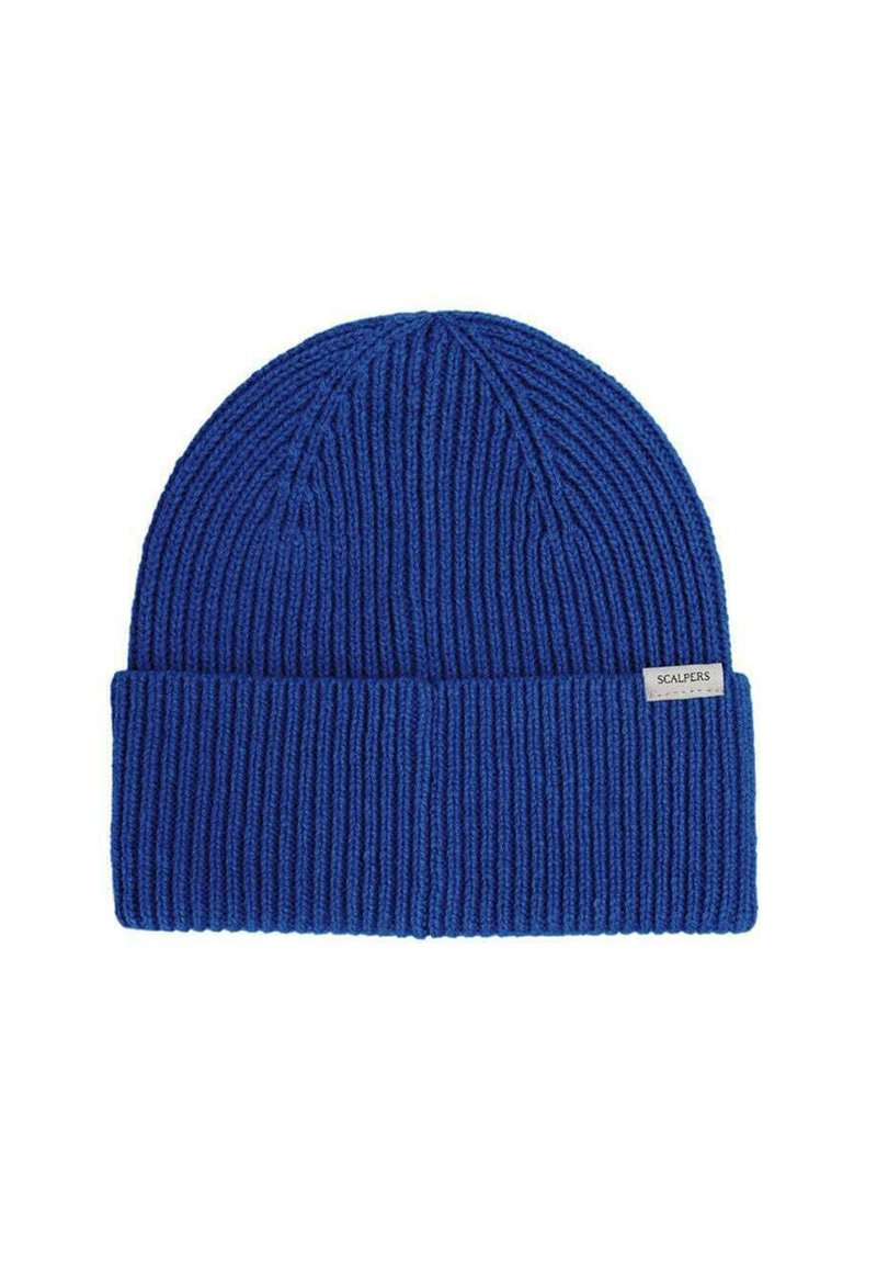 Gorro azul de punto acanalado con puño doblado. Presenta una pequeña etiqueta con la palabra "SCALPERS" en el lateral.