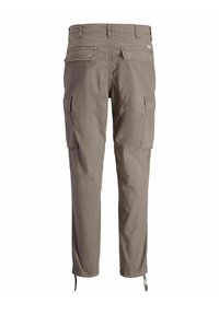 Pantalones cargo marrones con bolsillos con solapa en la parte trasera y los laterales, trabillas para cinturón y cordones en los bajos de los tobillos.