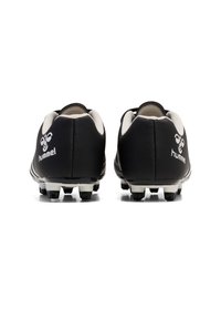 Zwarte voetbalschoenen met een gestructureerde bovenkant, een wit logo en meerdere noppen op de zool voor grip. Het ontwerp is slank en atletisch.