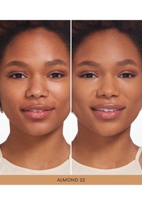 Dos imágenes lado a lado de un rostro que muestran maquillaje. A la izquierda se muestra el tono de piel natural; a la derecha se muestra un cutis mejorado, suave y con labios brillantes.
