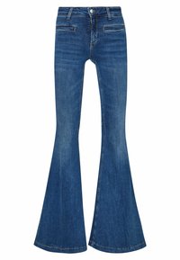 Jeans in denim a zampa di elefante di colore blu medio, con due tasche frontali, chiusura a zip e dettagli di cuciture evidenti lungo le gambe.