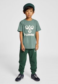 Hummel ON  - Träningsbyxor - pineneedle