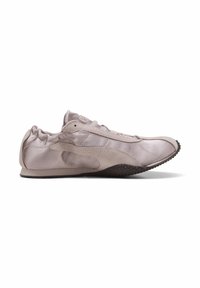 Ανοιχτό ροζ αθλητικό παπούτσι Puma με χαμηλό προφίλ, ραμμένη λωρίδα με λογότυπο, υφή στην σόλα και ελαστική φτέρνα, εμφανιζόμενο σε πλευρική όψη σε λευκό φόντο.