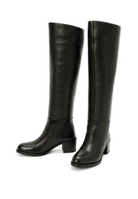 Czarne skórzane kozaki do kolan z teksturowanym wykończeniem, okrągłymi czubkami i średnimi blokowymi obcasami. Gładka cholewka z minimalnymi detalami.