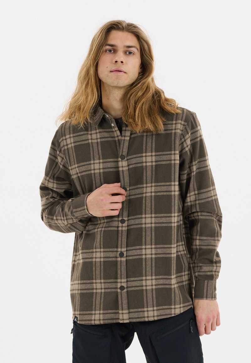 Bruin geruit overhemd met beige accenten, lange mouwen en een klassieke kraag. De stof lijkt zacht en iets gestructureerd.