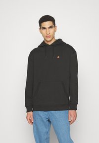 Sudadera con capucha negra hecha de algodón, con un bolsillo frontal y pequeño logo multicolor en el pecho. Puños y dobladillo de canalé.