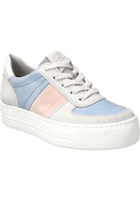 Sneakers med plattformssula, med ljusgrå, blå och rosa mockadetaljer. Rund tå och strukturerad vit gummisula.
