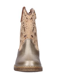 Decoratieve enkelboot met een metallic gouden teen, beige geperforeerde bovenkant en gestructureerde details. Voorzien van een zijrits voor gemakkelijke toegang.