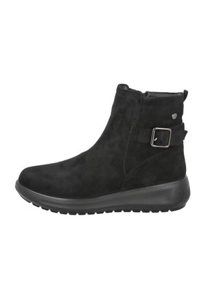 Botín de ante negro hasta el tobillo con correa de hebilla lateral y suela de goma baja, diseñado para un uso casual o semi-formal.
