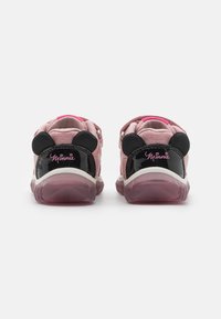 Rosa Kindersneaker mit schwarzen Akzenten, strukturiertem Mesh-Obermaterial, abgerundeten schwarzen Ohrdetails und "Minnie"-Logo auf der Ferse. Transparente Sohle.