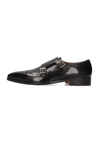 Scarpa da uomo in pelle nera con doppia fibbia, punta affusolata e tacco basso, con finitura lucida, vista laterale su sfondo bianco.