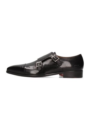 Zapato de vestir de hombre de doble hebilla en piel de cuero negro, con punta afilada y tacón bajo, acabado pulido, vista lateral sobre fondo blanco.