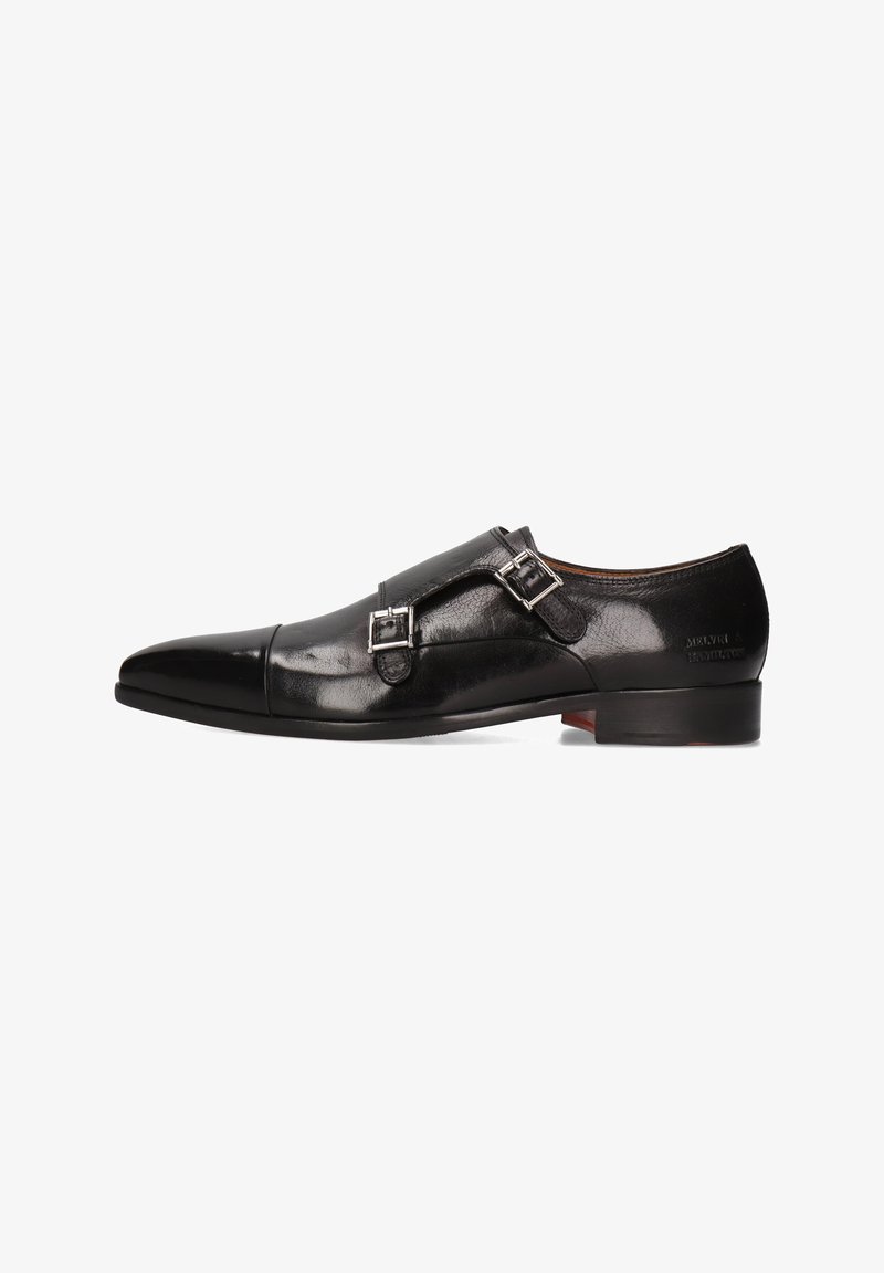 Zwarte leren dubbele monk strap herenschoen met een spitse neus en lage hak, gepolijst, zijkant op witte achtergrond.