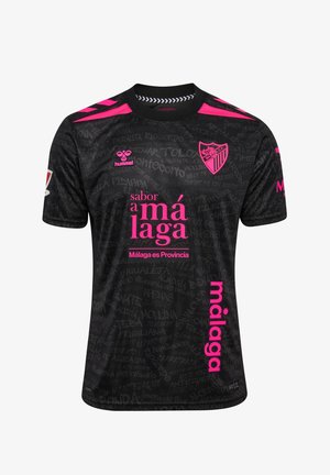 Czarna koszulka piłkarska z różowym logo Málaga CF, tekstem sponsora "sabor a málaga" i "Málaga es Provincia," oraz subtelne wzory tekstowe na tkaninie.
