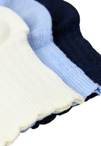 Set aus drei gestrickten Mützen in Weiß, Hellblau und Dunkelblau. Texturiertes Rippdesign mit gewellten Kanten. Weiches Garnmaterial.