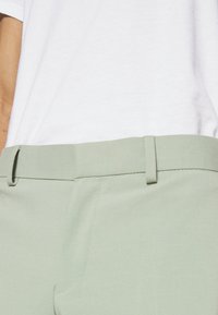 Thumbnail Image 9