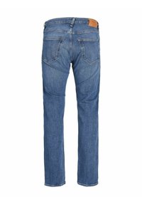 Vaqueros de mezclilla azul para hombre con corte recto, diseño de cinco bolsillos, parche trasero de cuero y costuras tono sobre tono.