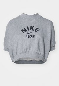 Felpa grigia corta in cotone, con scollo rotondo e orlo elastico. Presenta la scritta "NIKE" e "1972" stampata in blu navy sul davanti.