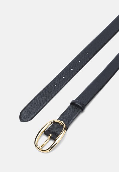 Ceinture en cuir noir texturé avec une boucle en métal doré arrondie et cinq trous de réglage sur fond blanc.