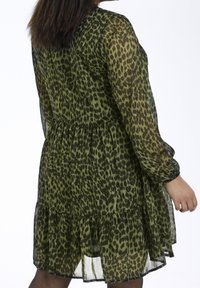 Groene jurk met luipaardprint, lange mouwen, semi-doorzichtig materiaal, gathered taille en gelaagde volants aan de onderkant. Zachte textuur en lichtgewicht ontwerp.