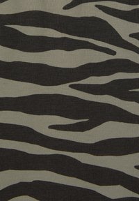 Stoff mit Zebra-Muster, der abwechselnd schwarze und olivgrüne Streifen zeigt. Die Textur wirkt weich und gestrickt mit einer glatten Oberfläche.