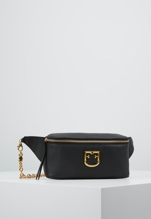 Sac banane en cuir noir avec fermeture éclair dorée et détail de chaîne, présentant un logo décoratif doré à l'avant.