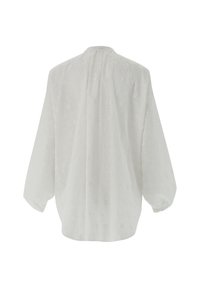 Weiße, bestickte Bluse mit langen, weit ausgestellten Ärmeln, rundem Ausschnitt und einem subtilen floralen Muster, aus leichtem, strukturiertem Stoff gefertigt.