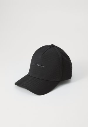 Casquette de baseball Emporio Armani noire avec un motif logo subtil et le nom de la marque en métal à l'avant, présentée sur un fond blanc.
