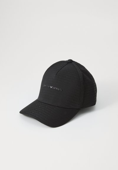 Casquette de baseball Emporio Armani noire avec un motif logo subtil et le nom de la marque en métal à l'avant, présentée sur un fond blanc.