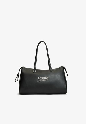 Bolso rectangular negro con dos asas y logo "tommy jeans" en blanco en la parte delantera, cierre de cremallera en la parte superior.