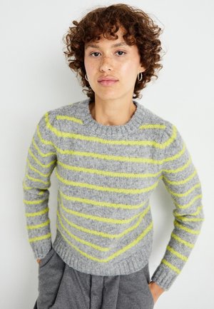 Grårandig tröja med klara gula linjer. Tillverkad av mjukt, texturerat material, med rund halsringning och ribbade ärmslut.