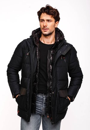 Chaqueta de plumas negra con capucha desmontable, que presenta una textura acolchada, bolsillos con cremallera y un diseño bicolor con un forro interior suave.