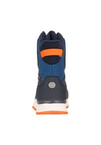 Dunkelblaue Sportschuh mit orangefarbenen Akzenten, einem gepolsterten Schaft, strukturiertem Obermaterial und einer weißen Gummisohle, versehen mit einem kreisförmigen Logo auf der Ferse.