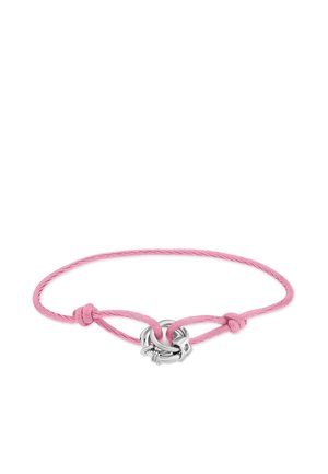 Bracelet délicat en cordon rose avec un fermoir circulaire en argent présentant un petit détail gravé, noué avec des nœuds ajustables aux deux extrémités.