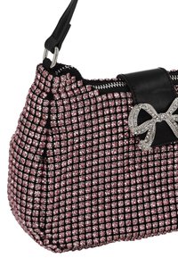 Borsa rosa e nera in tessuto a rete con decorazioni in strass, dotata di tracolla in pelle nera e un dettaglio a fiocco argentato.