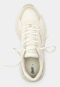 Baskets beige clair avec panneaux en maille et en cuir, bout rond, lacets plats, languette rembourrée et logo discret à l'intérieur de la chaussure. Taille 40.