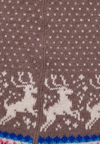 Tissu de pull en tricot marron avec des motifs de rennes blancs et de petits cœurs blancs. Rehaussé d'un ourlet rayé bleu et rose.
