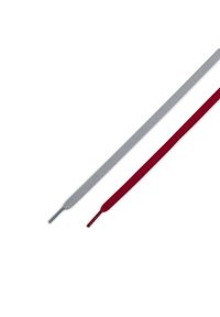 Två skosnören: ett grått, texturerat, platt design; det andra djupt röd, slät med en spetsig ände. Båda lämpliga för olika typer av skor.
