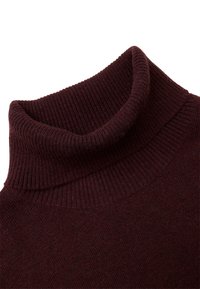 Burgunderfarbener, gerippter Strickkragen eines Rollkragenpullovers mit feiner Wolltextur, leicht nach außen gefaltet auf einem weißen Hintergrund.