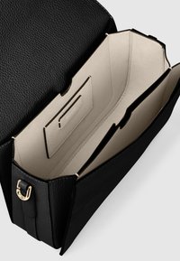 Svart läderhandväska med en strukturerad utsida, beige inredning, flera fack och en guldfärgad detaljer på sidan.